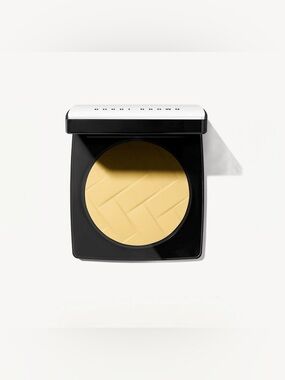 Bobbi Brown Vitamin Enriched Pressed Powder in “Yellow”